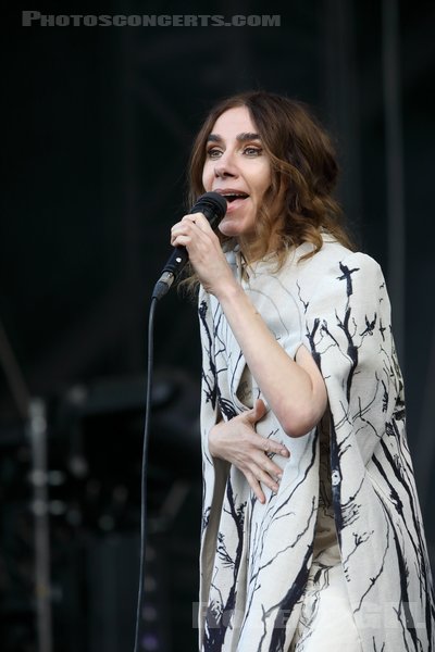 PJ HARVEY - 2024-08-25 - SAINT CLOUD - Domaine National - Grande Scene - Polly Jean Harvey